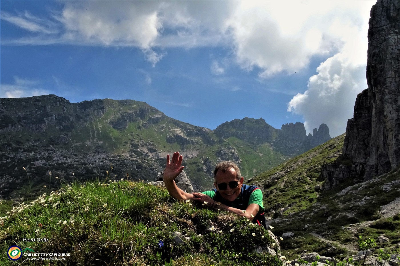 01 Corna Grande (2089 m) a sx dal sent. 'Anello Campelli' (var. 101).JPG